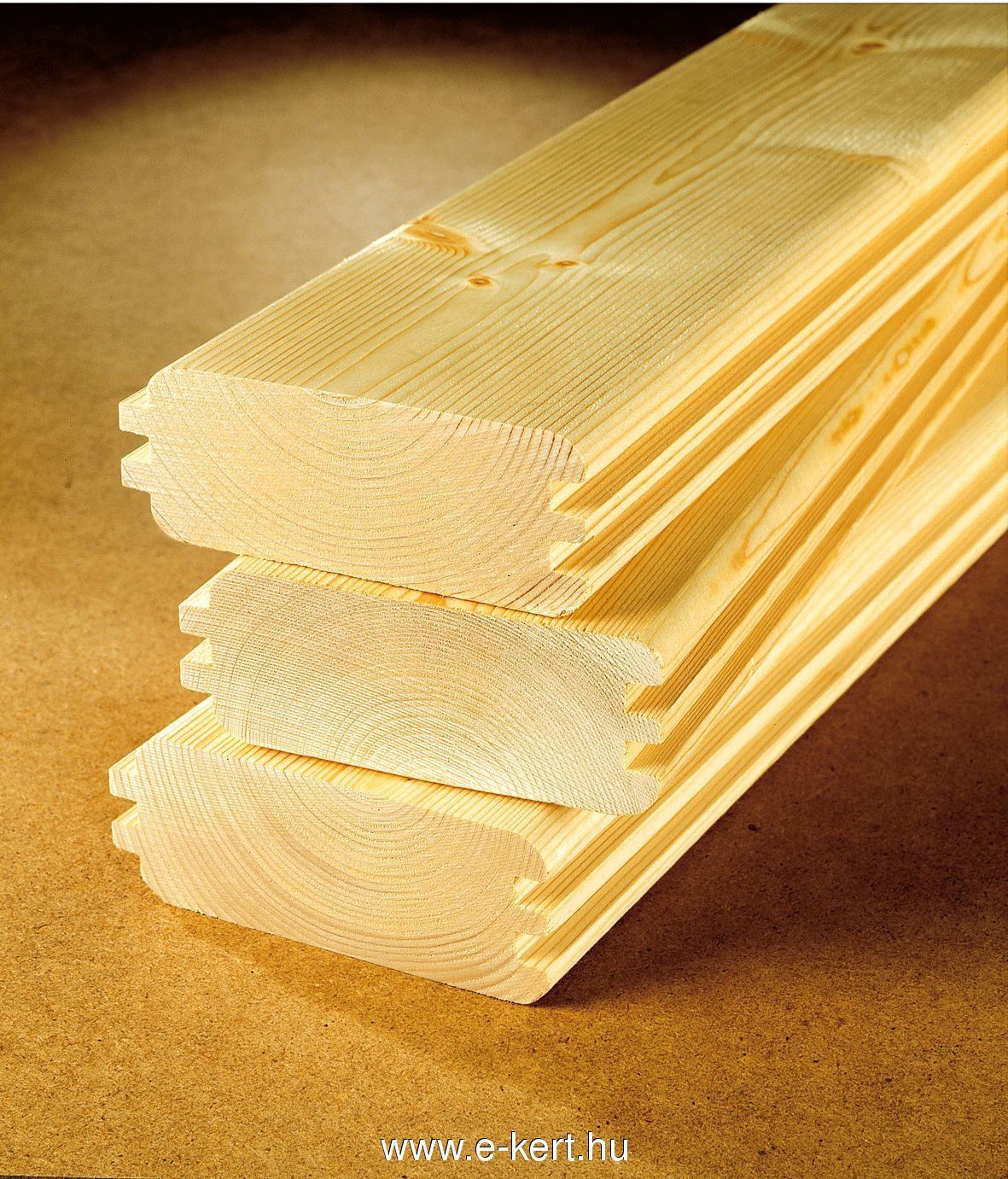 Die Wände der Saunakabine sind aus 45 mm starken horizontalen Balken gefertigt