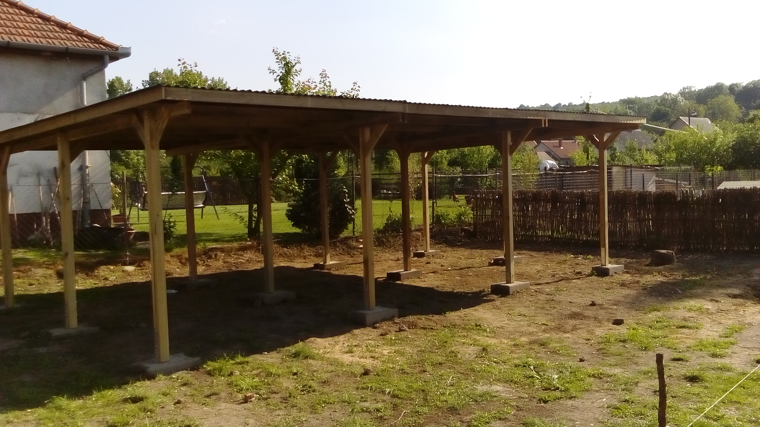 offene Garagenkonstruktion aus Holz