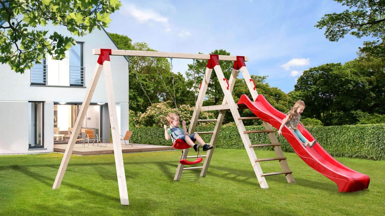 Játszótéri hinta csúszdával