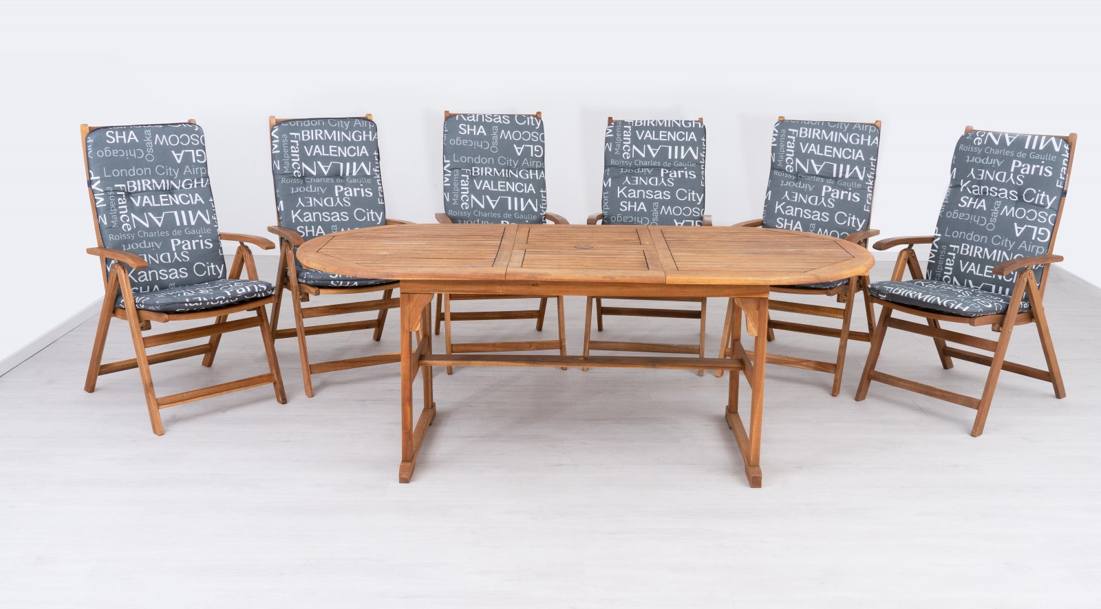 Ausziehbares ovales Gartentischset aus Holz