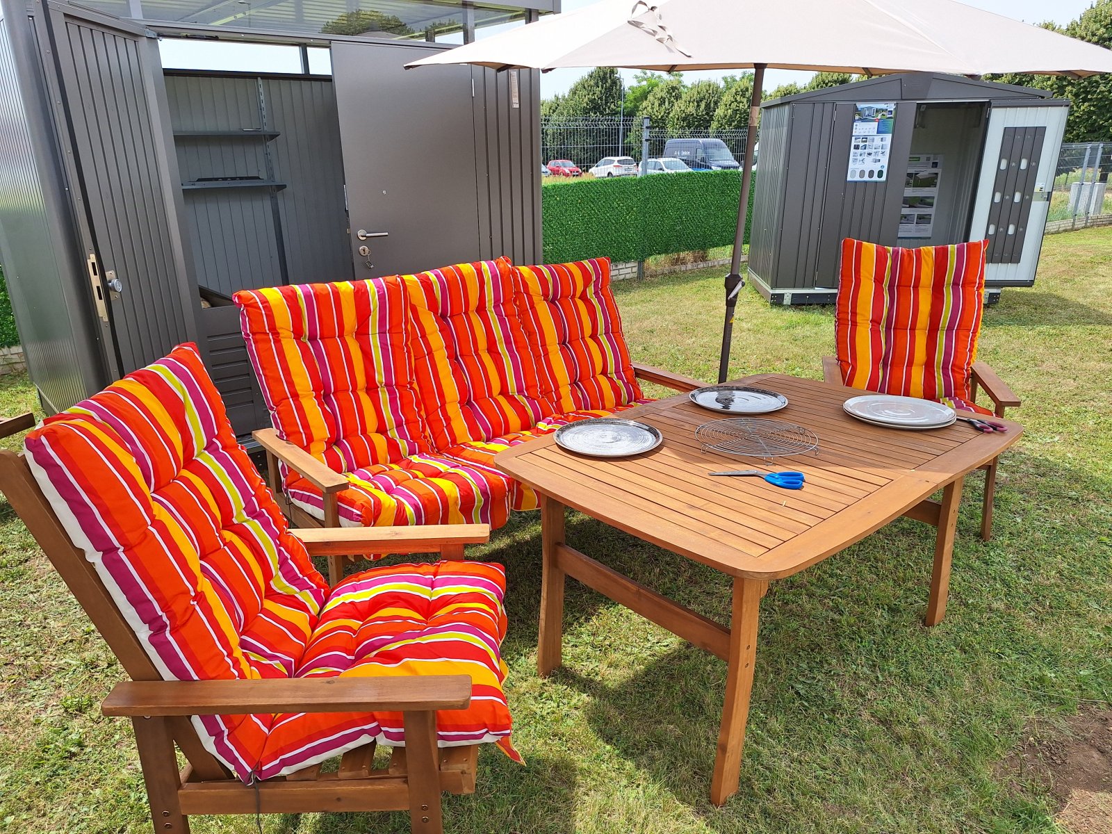 Gartenmöbel aus Hartholz mit 317 Kissen