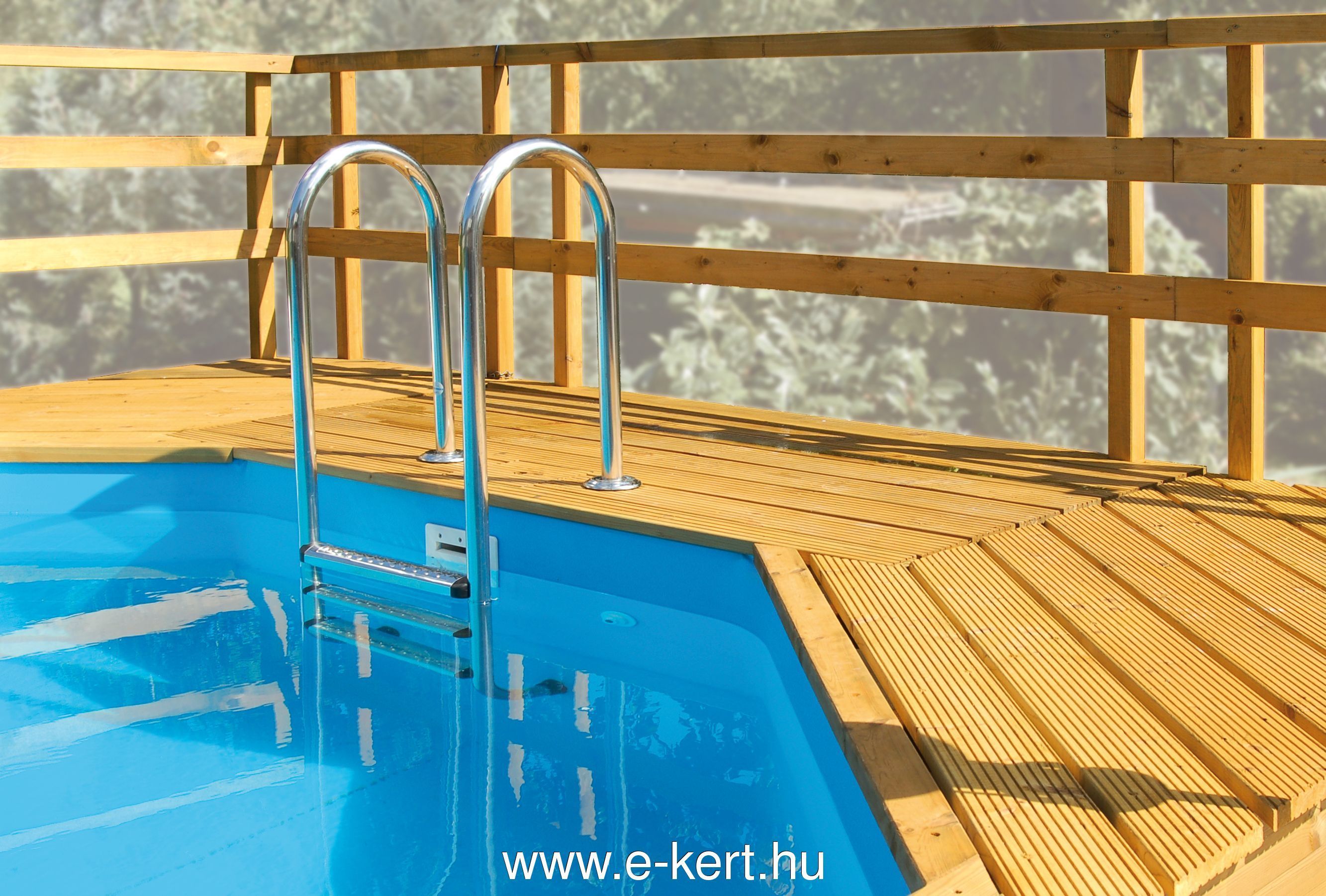 Oberirdischer Pool mit Sonnenterrasse