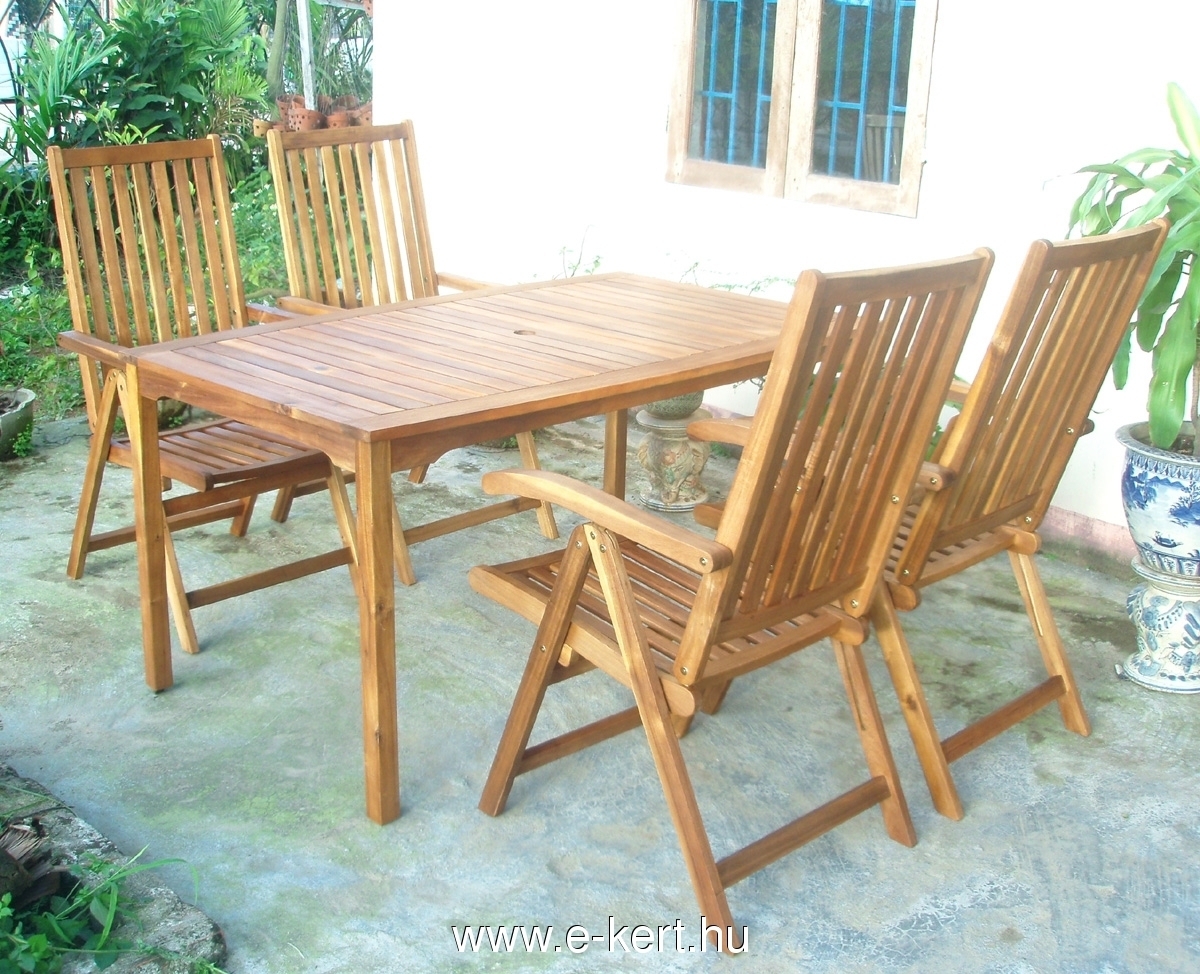 Gartenmöbel aus Hartholz mit verstellbaren Stühlen