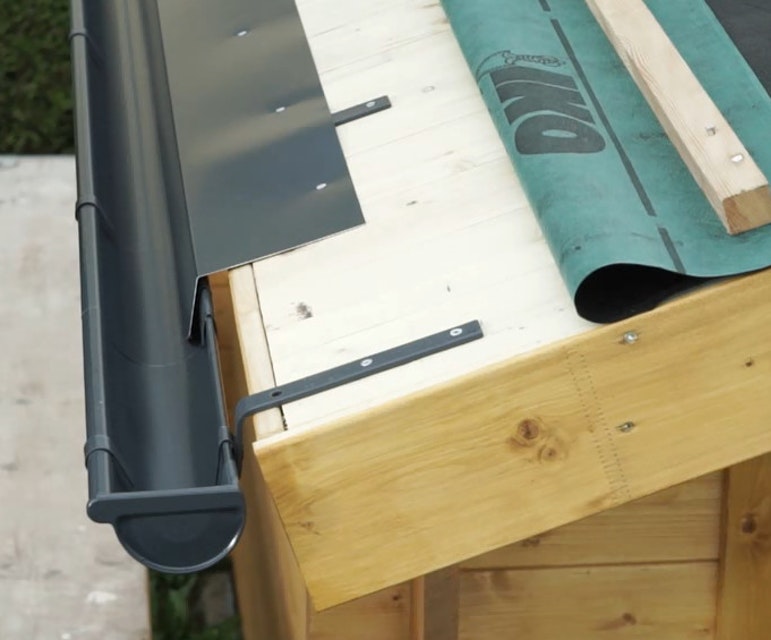 Holzhaus mit Blechknoten