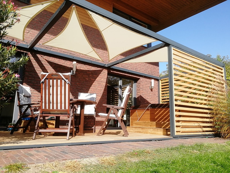 Terrassenbeschattung mit Sonnensegel