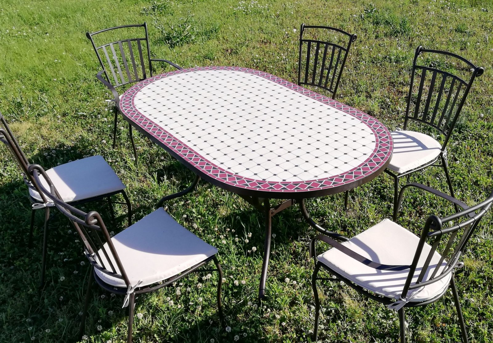 Gartenmöbel aus Metall mit Mosaikfliesen für die Terrasse – Bild 3