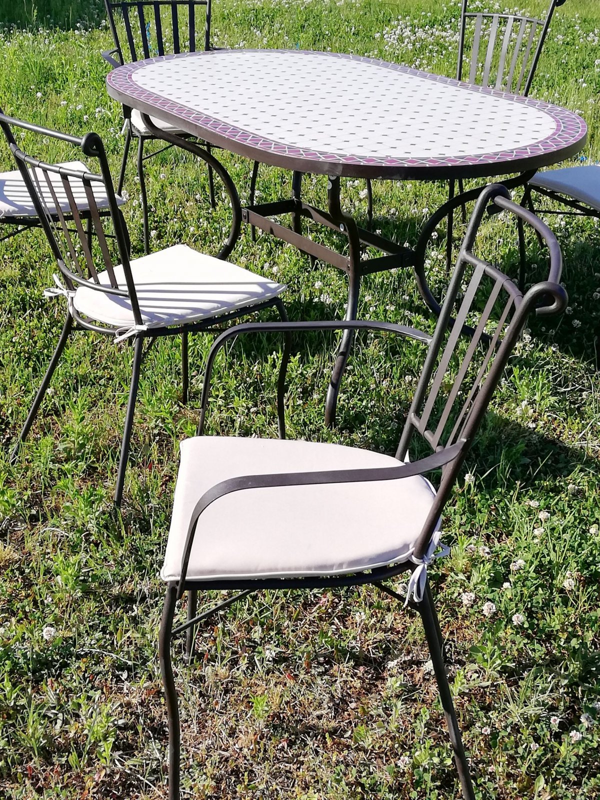 Gartenmöbel aus Metall mit Mosaikfliesen für die Terrasse – Bild 8