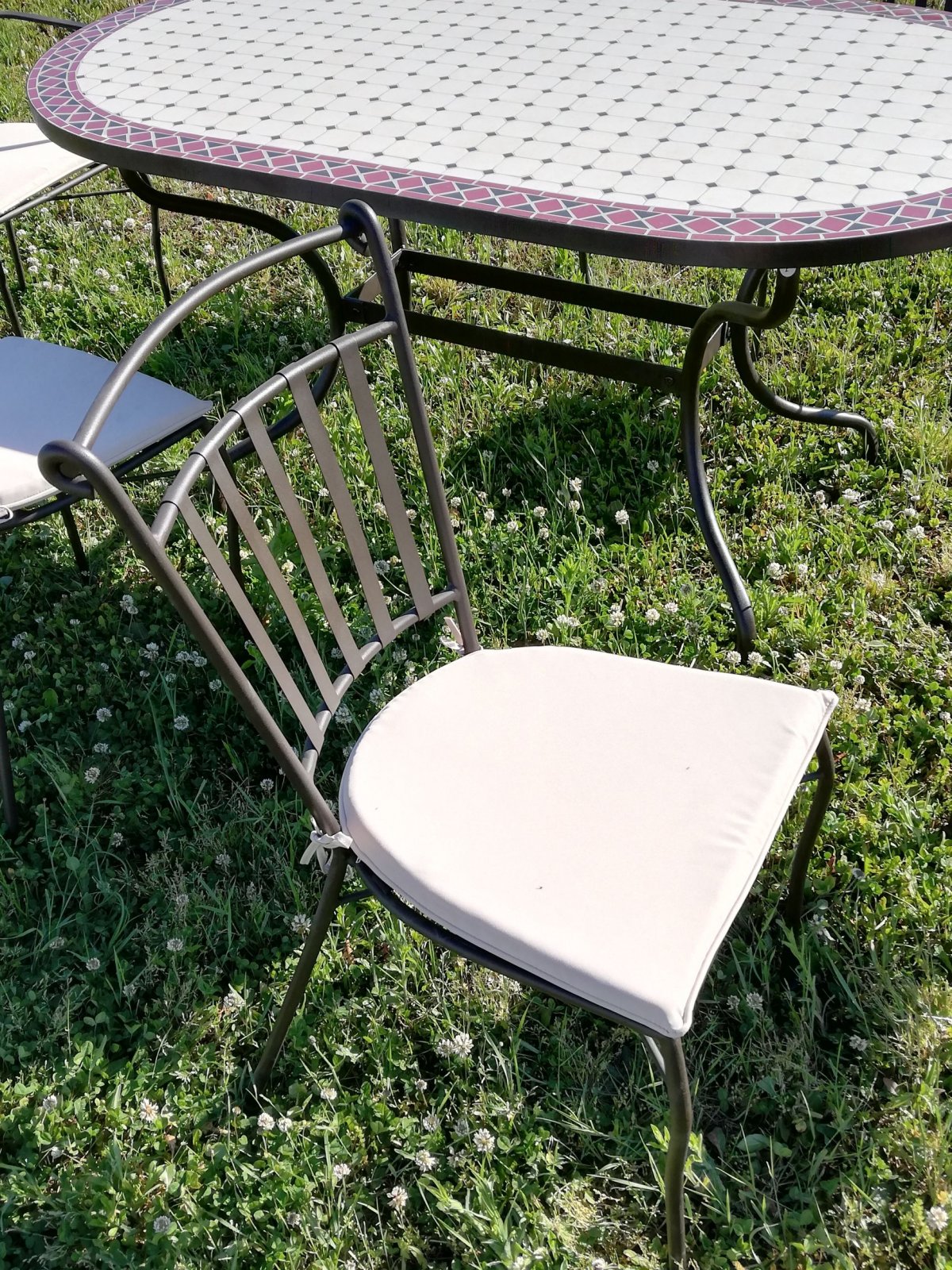 Gartenstuhl aus Metall ohne Armlehnen mit Kissen