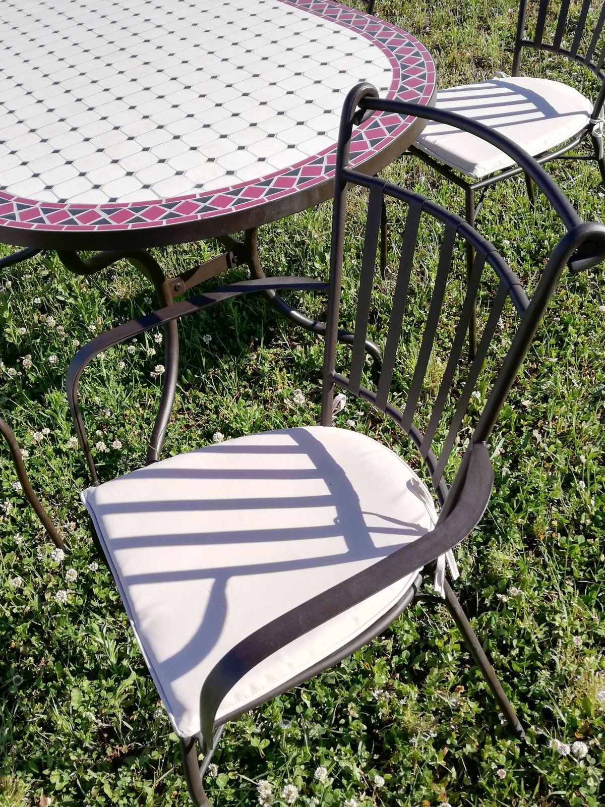 Gartenmöbel aus Metall mit Mosaikfliesen für die Terrasse – Bild 10