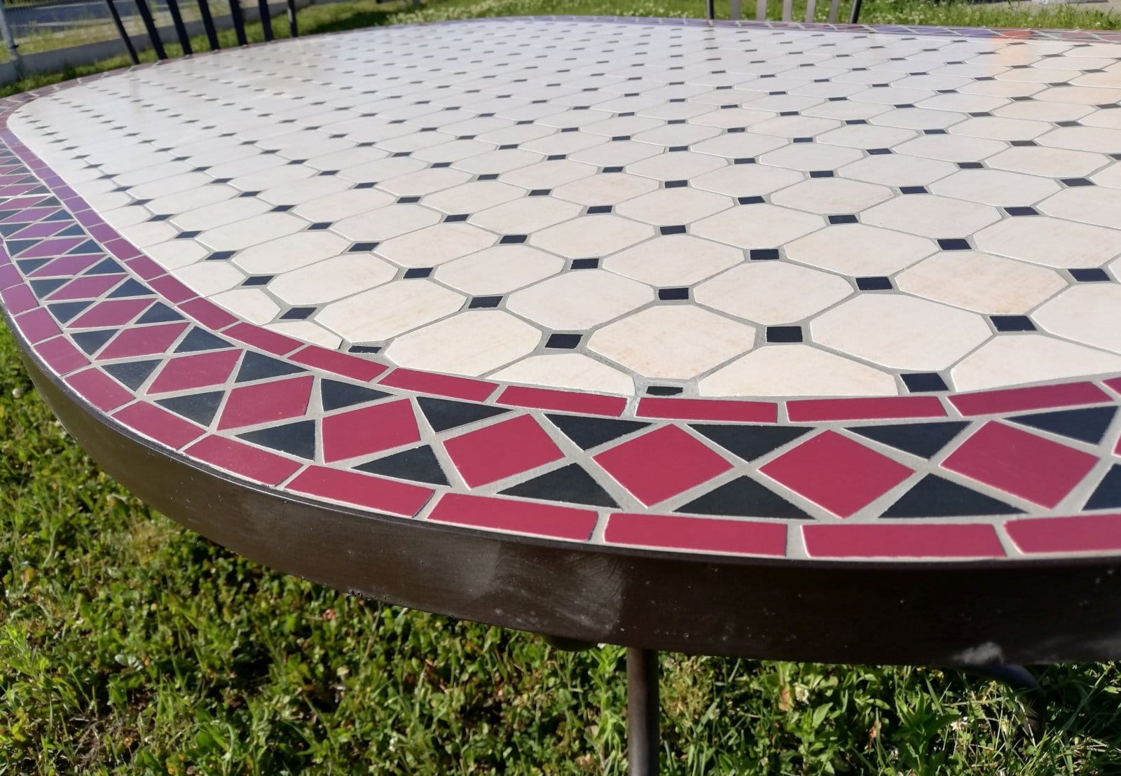 Gartenmöbel aus Metall mit Mosaikfliesen für die Terrasse – Bild 11