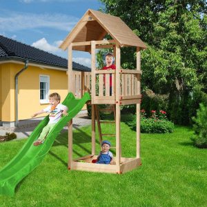 Játszótér torony csúszdával